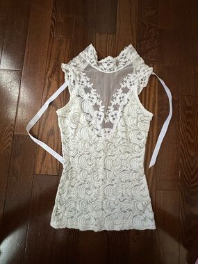 Affordable Fashion Finds White Lace Sleeveless Blouse
